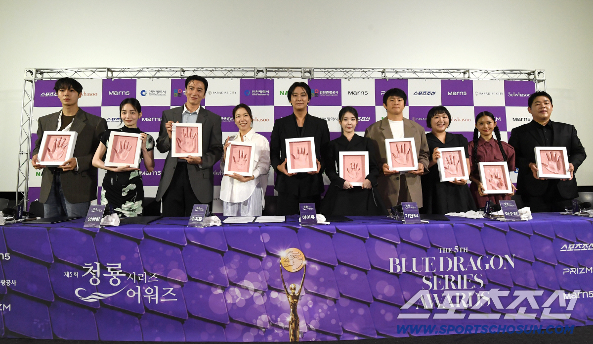 Handprinting at the 5th Blue Dragon Series Awards, held on the 7th at CGV Yongsan. Winners who took part in the handprinting event. Yongsan District,