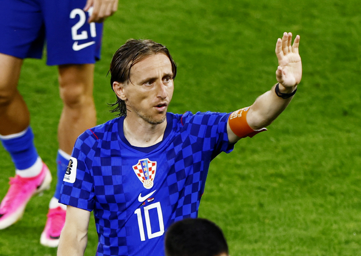 Soccer Football - FIFA World Cup 2026 - Round of 32 - Portugal v Croatia - Toronto Stadium, Toronto, Canada - July 2, 2026 Croatia's Luka Modric acknowledges fans after the match as Croatia are eliminated from the World Cup REUTERS/Jeenah Moon