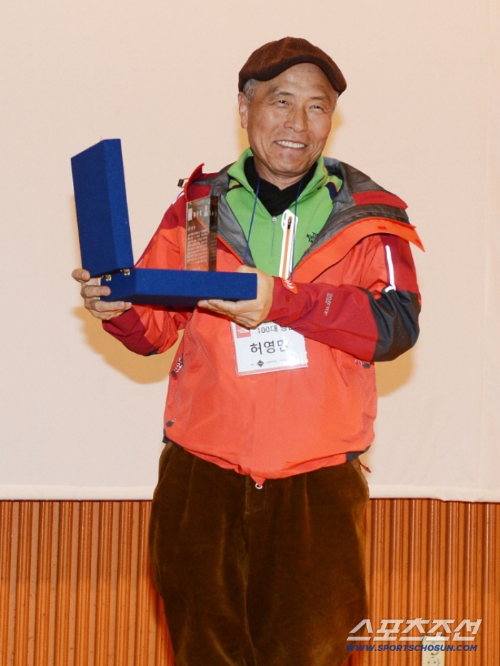 Heo Young-man's Beautiful Farewell to 'Baekban Travels'... Receives a Plaque of Appreciation and Makes a Donation
