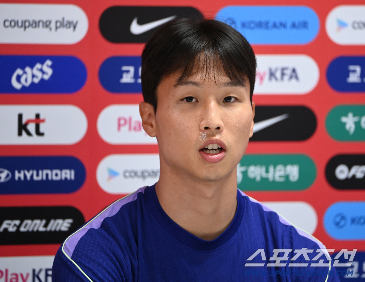 2026 북중미 월드컵 멕시코전을 마친 대한민국 월드컵 대표팀이 20일(한국시각) 멕시코 과달라하라 인근 사포판 월드컵대표팀 베이스캠프 훈련장 치바스 베르데 바예에서 훈련을 가졌다. 엄지성이 훈련 전 인터뷰를 하고 있다. 사포판(멕시코)=허상욱 기자 wook@sportschosun.com/2026.06.20/