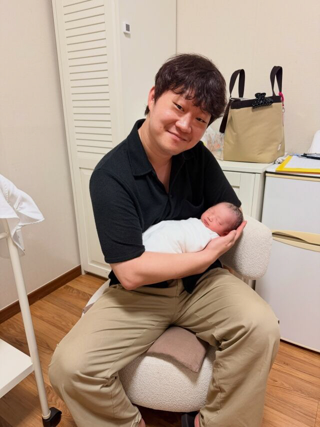 Jung Jae-hyung Welcomes a Son Eight Months After Marriage, Says the Baby Arrived Earlier Than Expected and Donates 10 Million Won to Premature Infants Official (Full Text)
