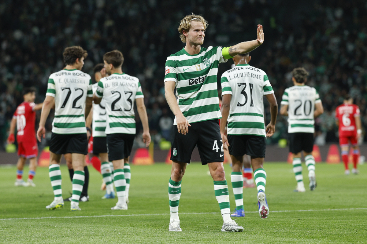 epa12965876 Sporting's Morten Hjulmand celebrates after scoring the 3-0 goal during the Portuguese First League soccer match between Sporting CP and Gil Vicente, in Lisbon, Portugal, 16 May 2026. EPA/ANTONIO PEDRO SANTOS