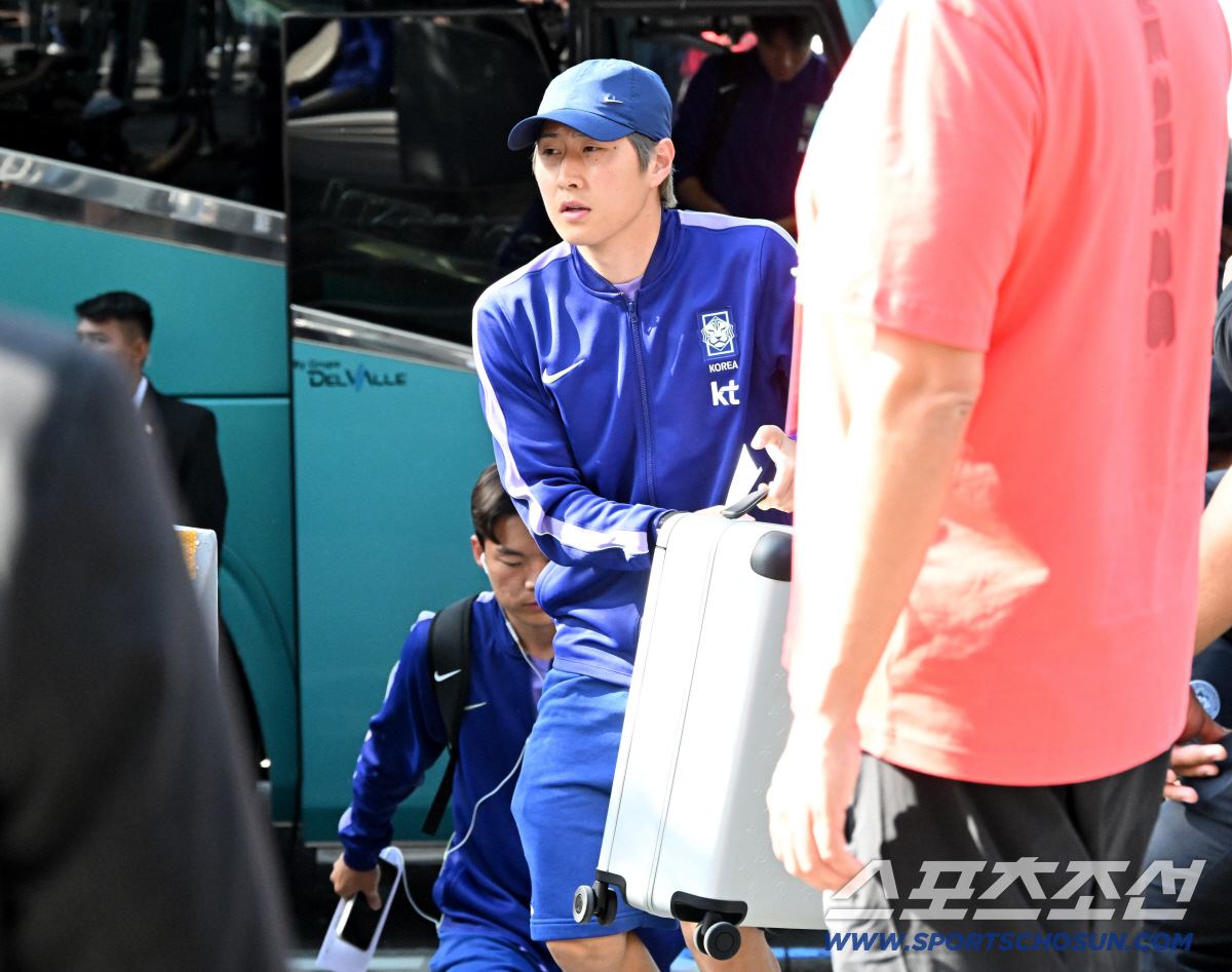 22일(한국시각) 대한민국 월드컵대표팀이 2026 북중미 월드컵 남아공과의 경기를 위해 멕시코 몬테레이에 입성했다. 대표팀 숙소로 들어서는 이강인의 모습. 몬테레이(멕시코)=허상욱 기자 wook@sportschosun.com/2026.06.22/
