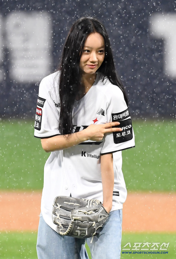 Hyeri throws a spirited ceremonial first pitch with a victory wish