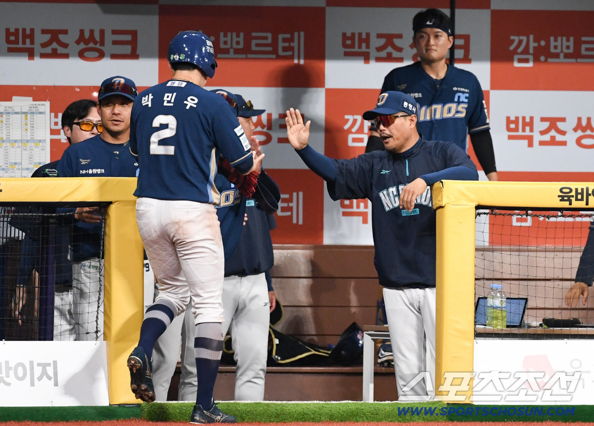 10일 서울 고척스카이돔에서 열린 키움과 NC의 경기. NC 이호준 감독이 득점한 박민우를 반기고 있다. 고척=박재만 기자 pjm@sportschosun.com/2026.06.10/