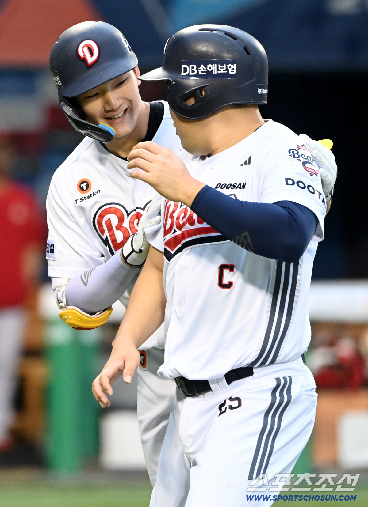 9일 잠실야구장에서 열린 SSG와 두산의 경기, 2회말 무사 1루 안재석이 선제 2점홈런을 치고 선행주자 양의지와 함꼐 홈인하고 있다. 잠실=허상욱 기자 wook@sportschosun.com/2026.07.09/
