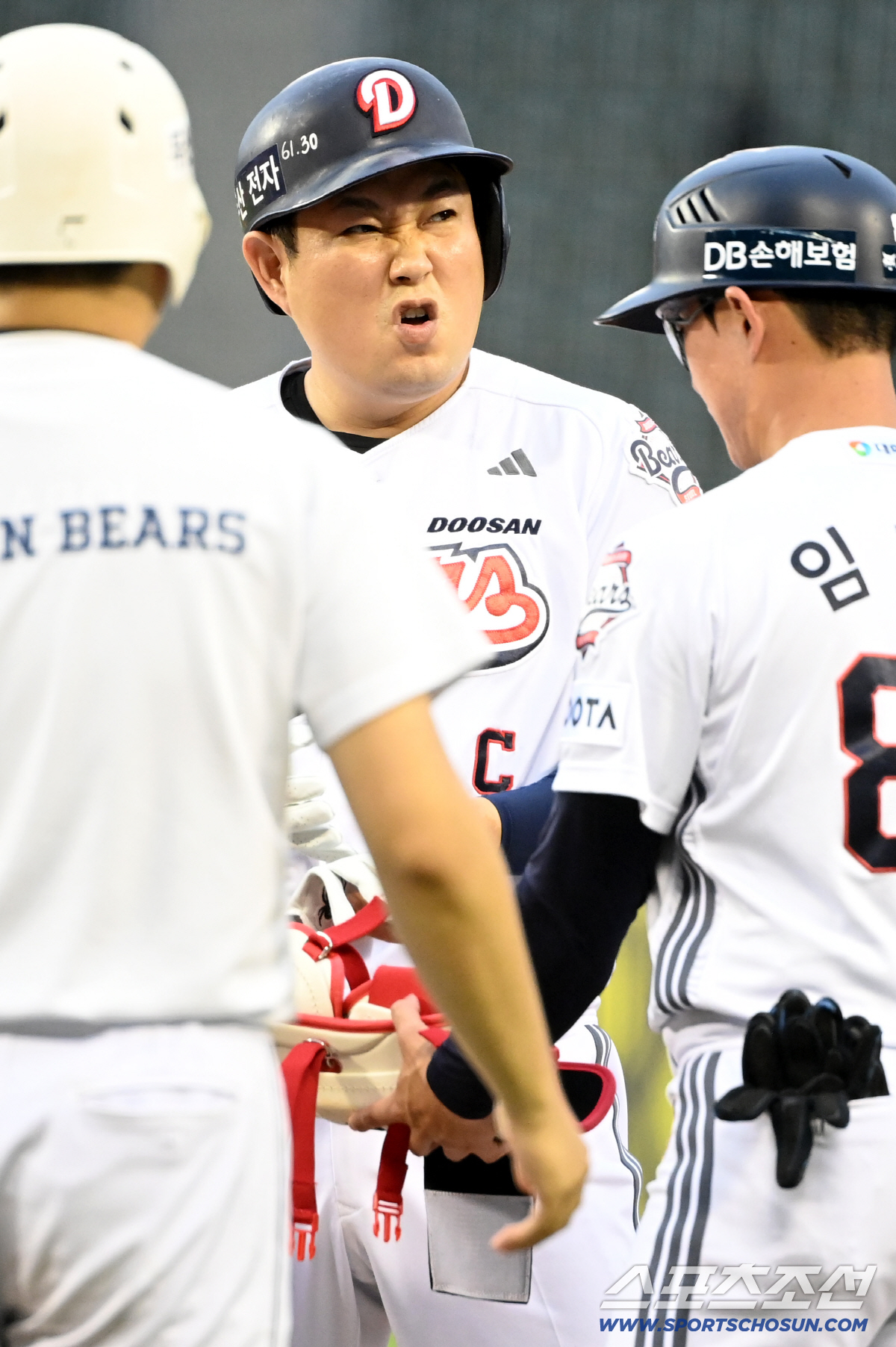 2회말 선두타자 양의지, 고명준 악송구에 1루 안착. 전력질주에 숨을 몰아쉬고