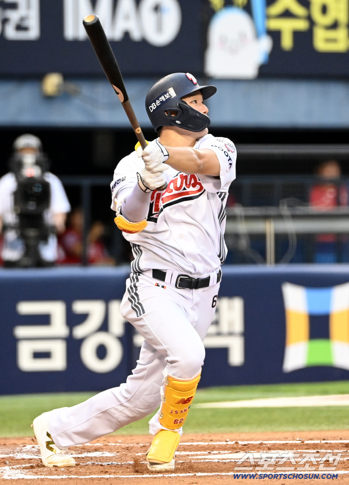 이어진 무사 1루 안재석이 우측 담장을 넘기는 큼지막한 타구를 날렸다. 선제 2점홈런이었다.