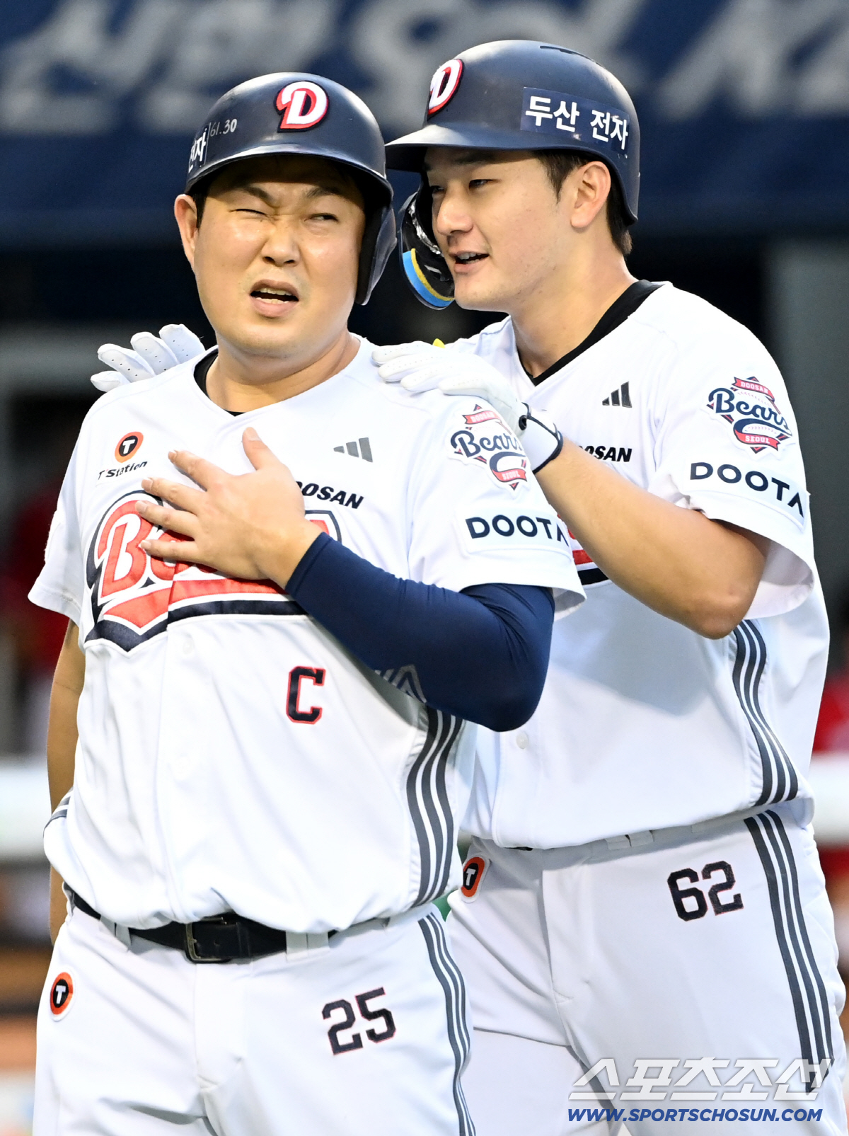 캡틴의 어깨에 손을 올리고