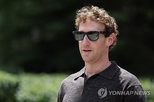 저커버그 "클라우드 검토는 합리적…여유있다는 뜻 아니다"
