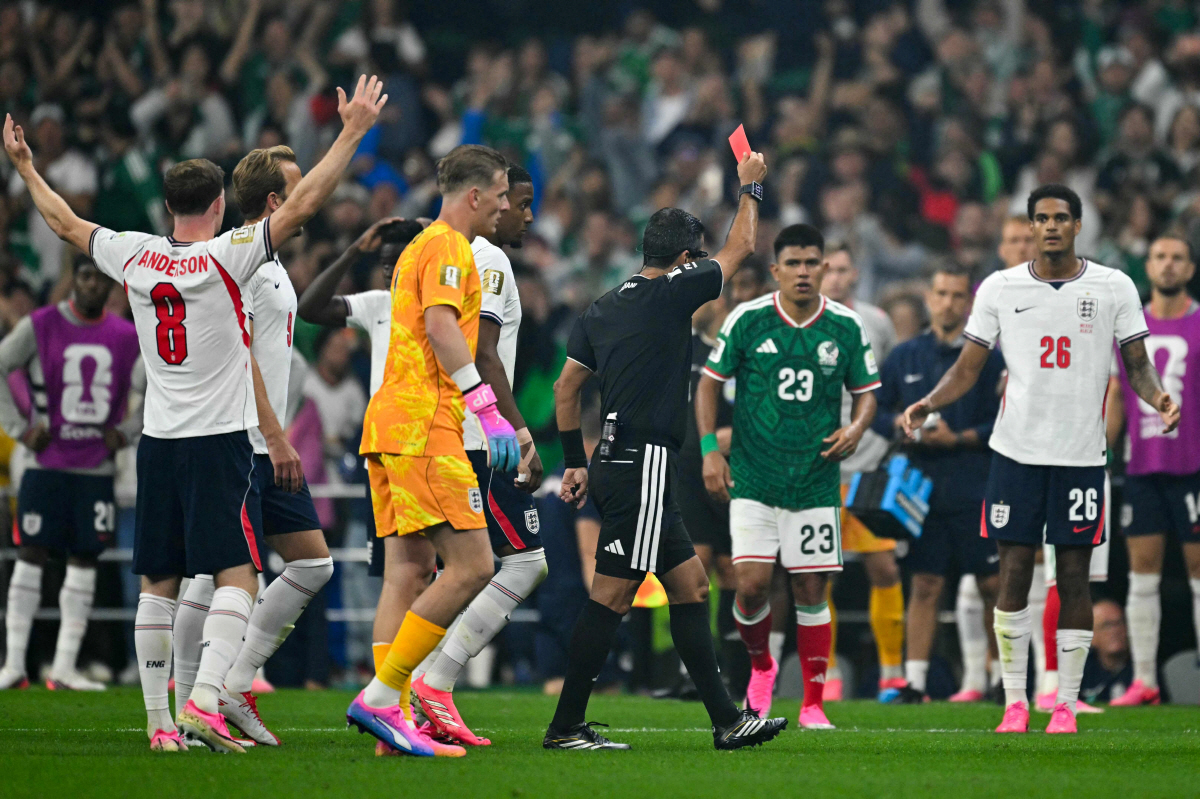Australian referee Alireza Faghani shows a red card to England's defender #26 Jarell Quansah during the 2026 World Cup round of 16 football match between Mexico and England at the Mexico City Stadium in Mexico City on July 5, 2026. (Photo by Yuri CORTEZ / AFP)