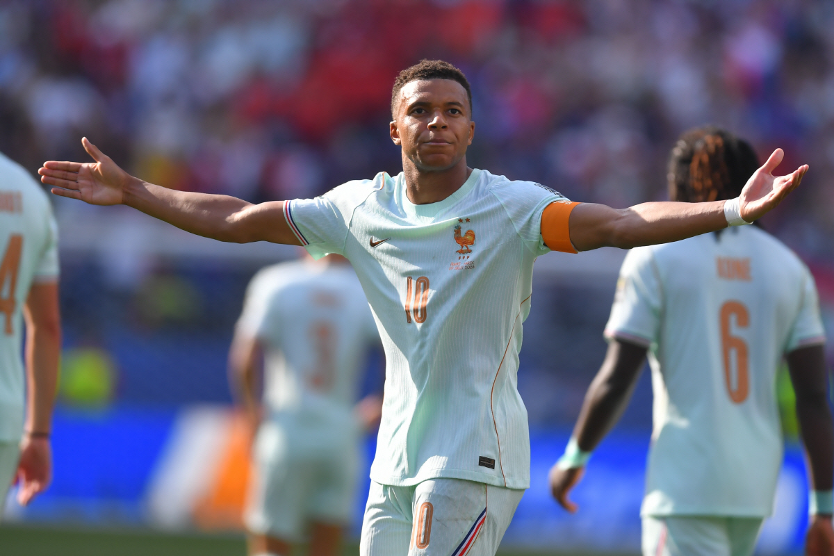 France's Kylian Mbappe (10) celebrates scoring the opening goal during the World Cup quarterfinal soccer match between France and Morocco in Foxborough, Mass., near Boston, Thursday, July 9, 2026. (AP Photo/Steven Senne)