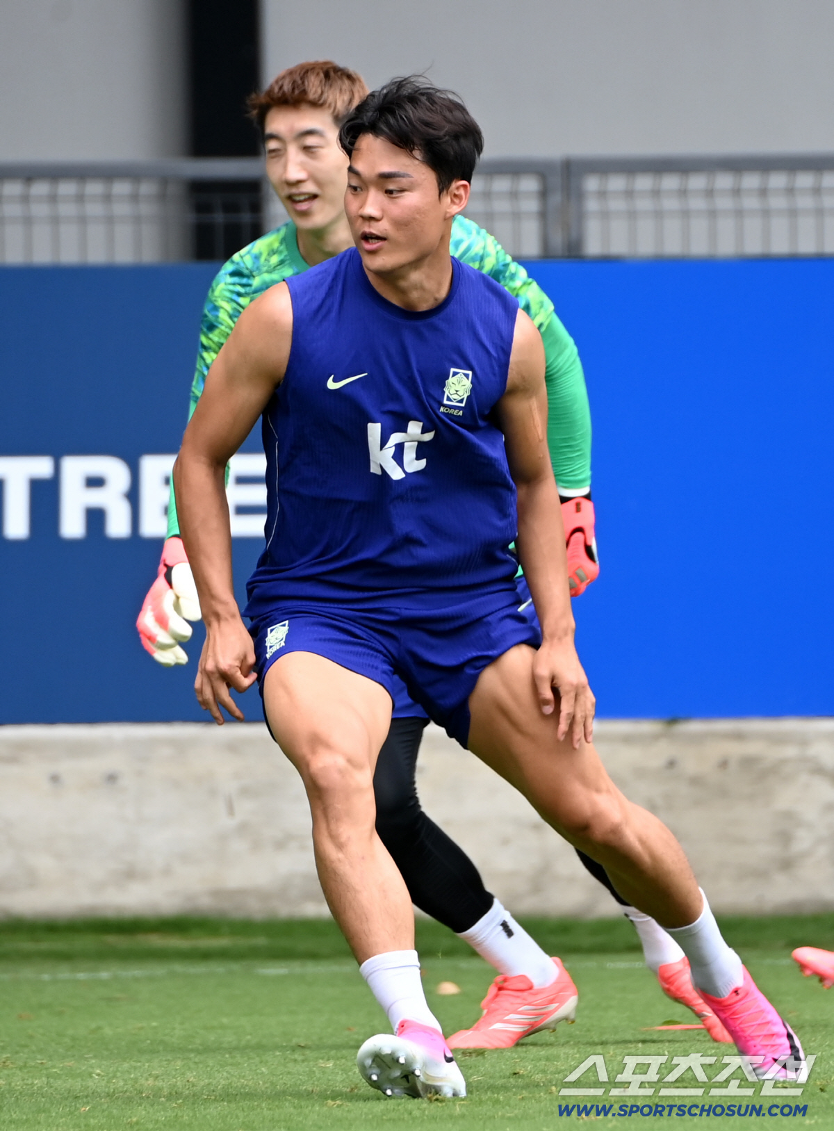 2026 북중미 월드컵 멕시코전을 마친 대한민국 월드컵 대표팀이 20일(한국시각) 멕시코 과달라하라 인근 사포판 월드컵대표팀 베이스캠프 훈련장 치바스 베르데 바예에서 훈련을 가졌다. 론도 훈련에 나선 오현규와 조현우의 모습. 사포판(멕시코)=허상욱 기자 wook@sportschosun.com/2026.06.20/