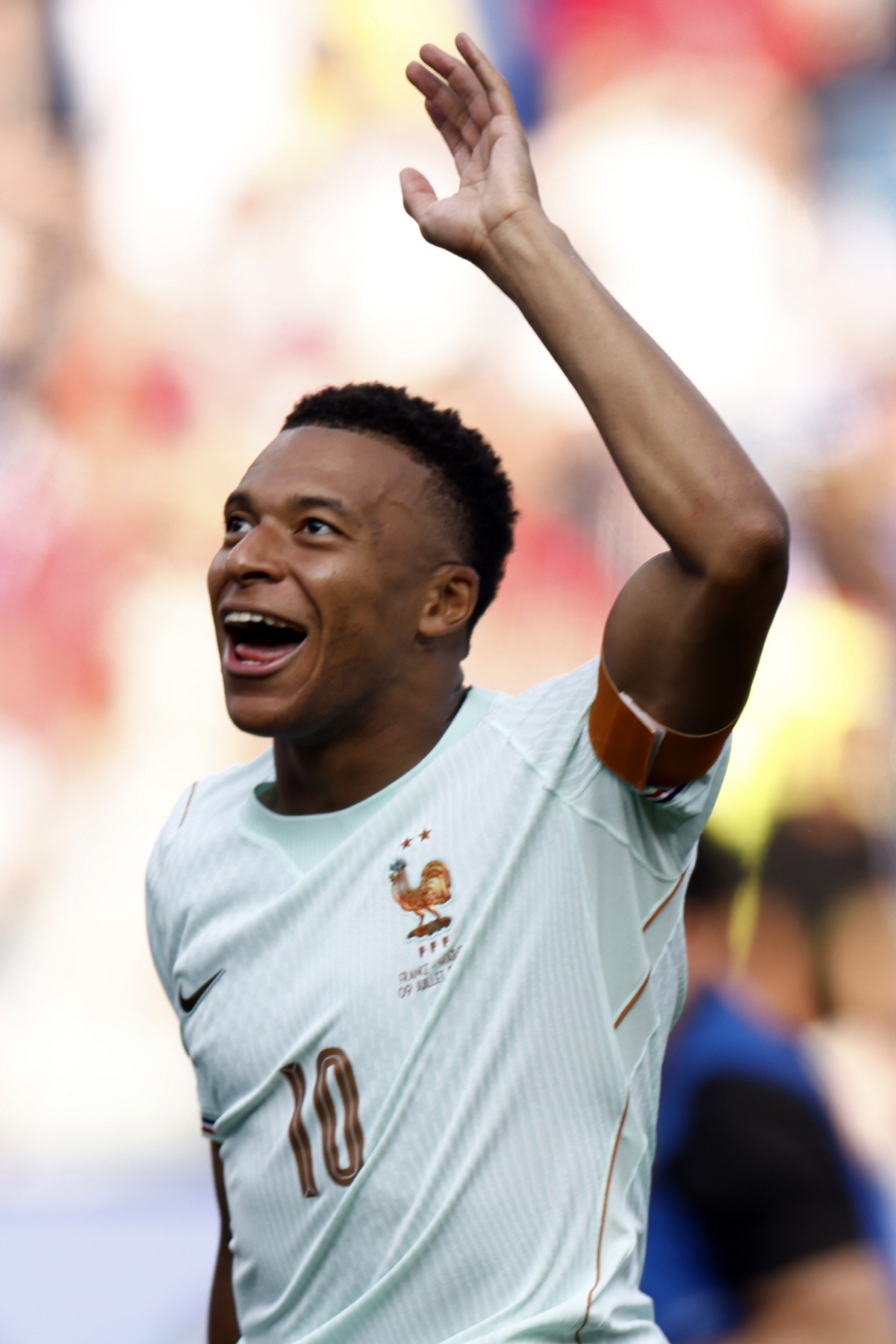 epa13101486 Kylian Mbappe of France celebrates with supporters winning the FIFA World Cup 2026 quarterfinals match France against Morocco, in Boston, Massachusetts, USA, 09 July 2026. EPA/WILL OLIVER