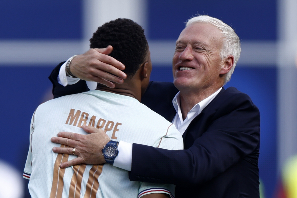 epa13101480 France's head coach Didier Deschamps (R) embraces his player Kylian Mbappe after winning the FIFA World Cup 2026 quarterfinals match France against Morocco, in Boston, Massachusetts, USA, 09 July 2026. EPA/WILL OLIVER