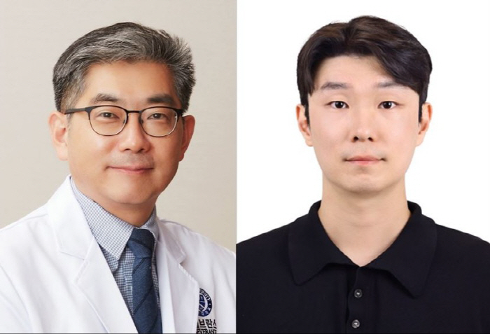 Professor Kim Hyeong-pyo (left) and research assistant Joo Jeong-sik