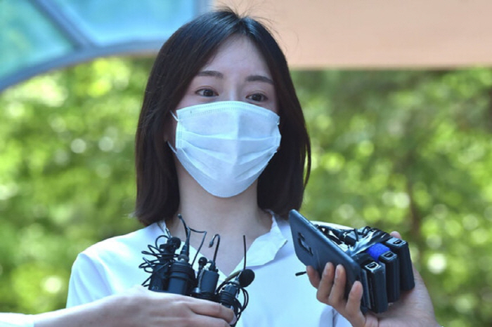'Hwang Ha-na, Accused of Drug Offenses, Released After Fines in First Trial...Burst Into Tears, Covering Her Face'
