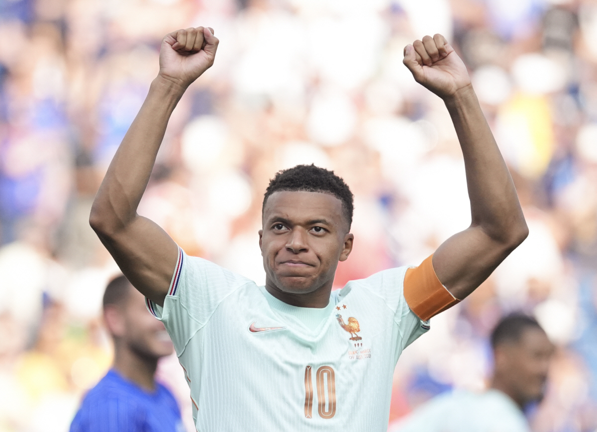 (260710) -- BOSTON, July 10, 2026 (Xinhua) -- Kylian Mbappe of France greets the audience after the quarter final match between France and Morocco at the 2026 FIFA World Cup at Boston Stadium in Boston, the United States, July 9, 2026. (Xinhua/Lui Siu Wai)