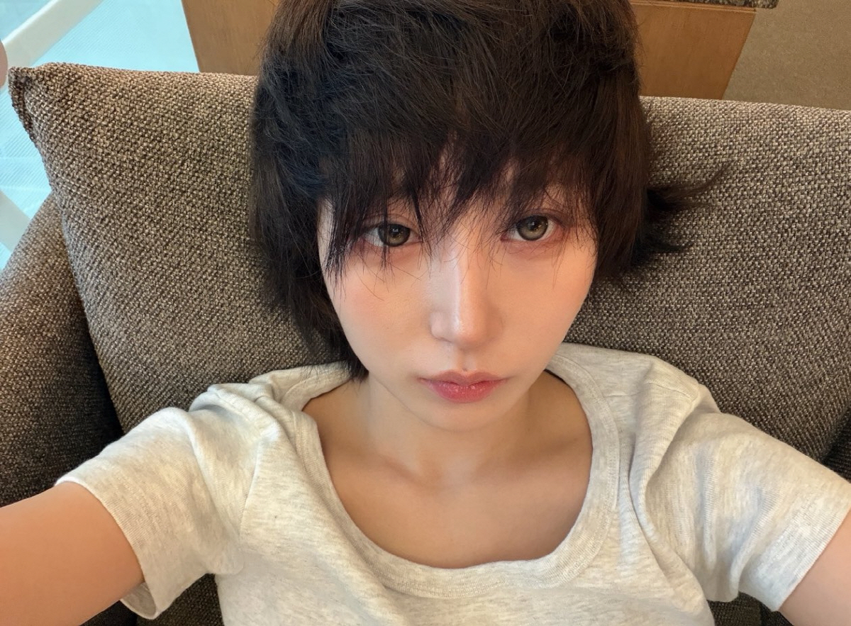 "Looks Like It Was Chewed by Rats" vs. "Pure Freshness"... Haewon Finally Addresses the Controversy Over Her Short Hair Styling: "I Won't Go on Stage