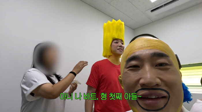Kim Dong-hyun, expecting his fourth child, feels down over his 'Amazing Saturday' punishment costume... 'His child should know how I work'