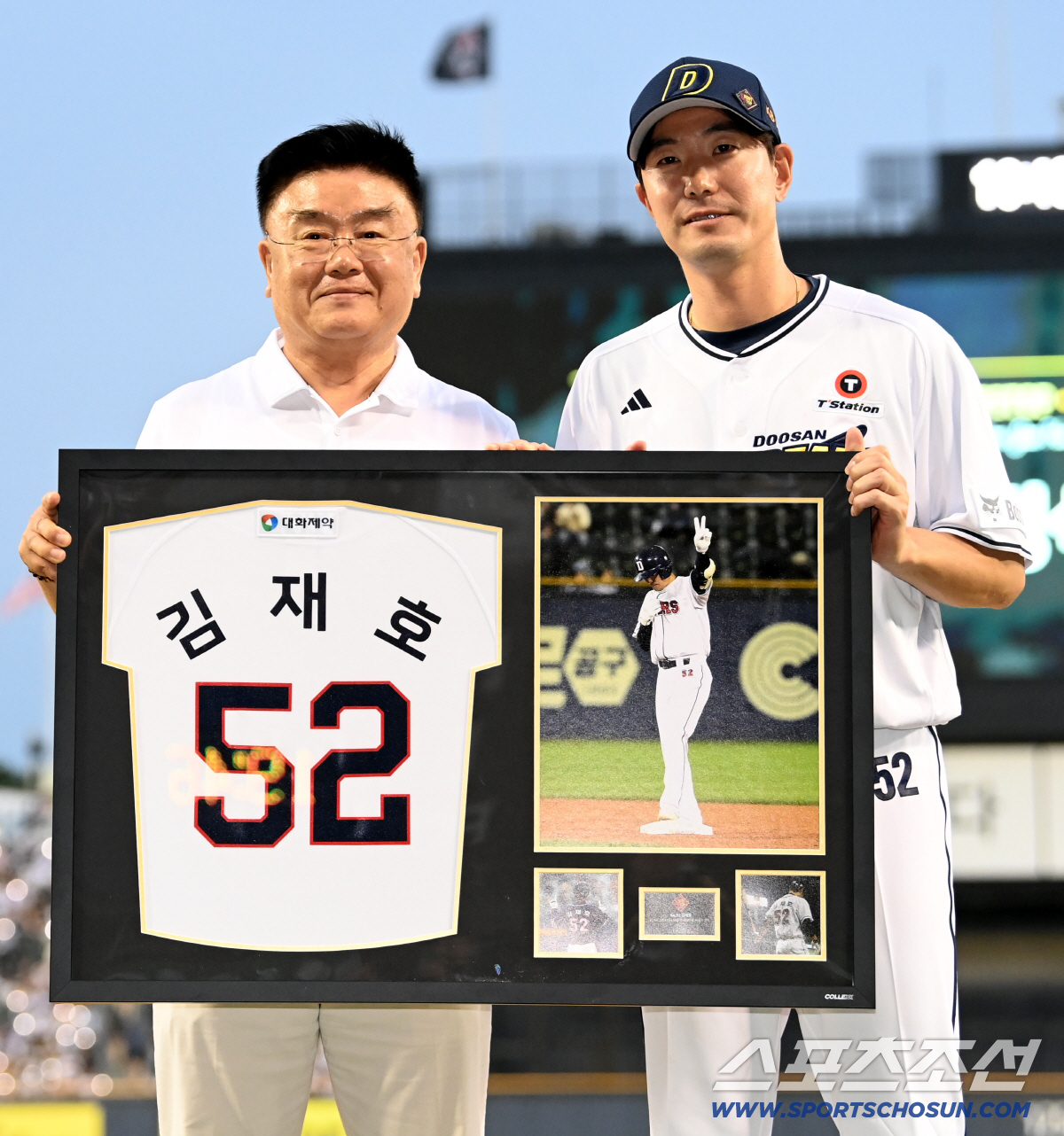 6일 잠실야구장에서 열린 KT와 두산의 경기, 이날 은퇴식을 갖는 김재호가 김태룡 단장에게 기념액자를 받고 있다. 잠실=허상욱 기자 wook@sportschosun.com/2025.07.06/