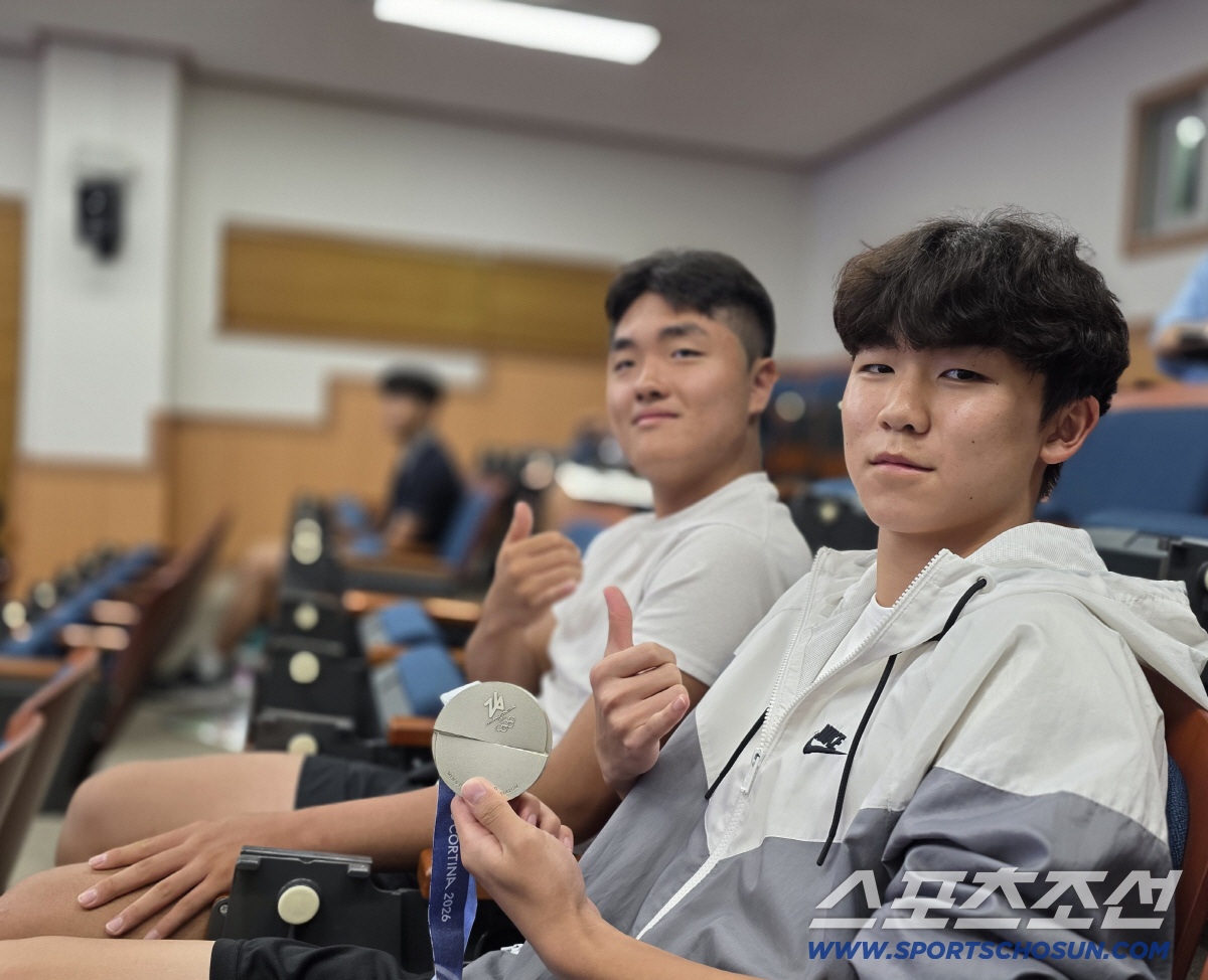 인천시교육청에서 주최한 체육 진로 캠프에 참가한 인천 작전고 지성수(왼쪽), 박정빈군이 김상겸의 올림픽 은메달을 들고 포즈를 취했다.