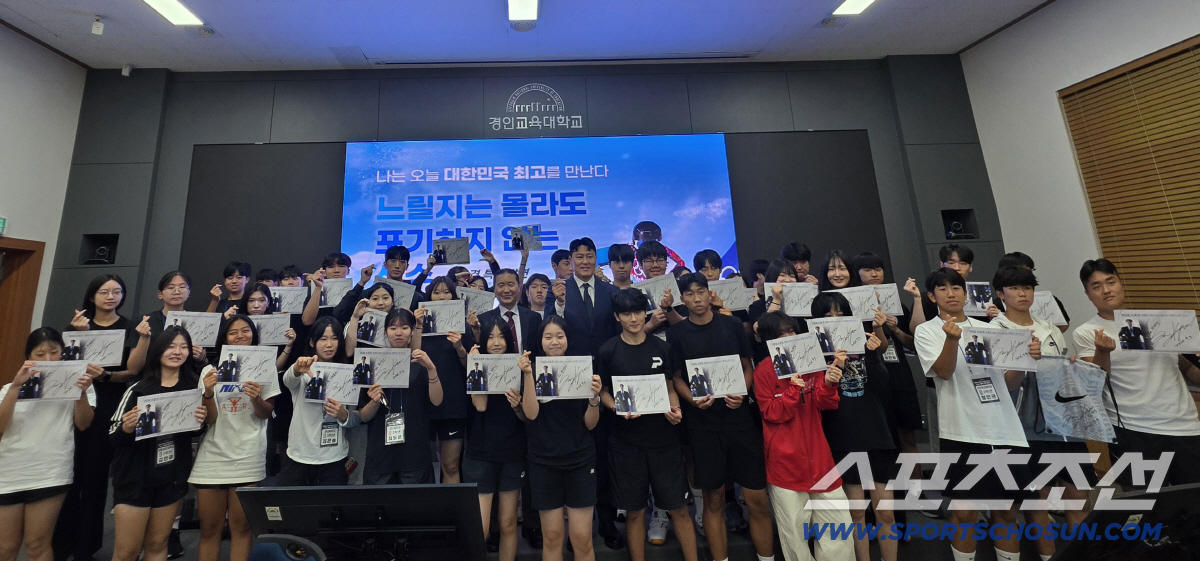 "느릴지는 몰라도 포기하지 않는다." 투혼의 스노보더 김상겸의 멘토링 특강에 이어진 사인회 후 인천 학생들이 김상겸과 기념사진을 찍고 있다.