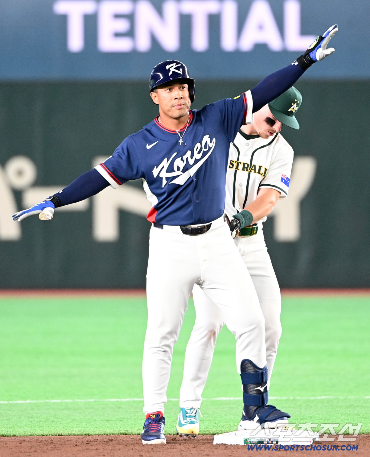 9일 일본 도쿄돔에서 열린 WBC(월드베이스볼클래식) 한국과 호주의 경기, 3회초 자마이 존스가 2루타를 치고 기쁨을 나누고 있다. 도쿄(일본)=허상욱 기자 wook@sportschosun.com/2026.03.09/