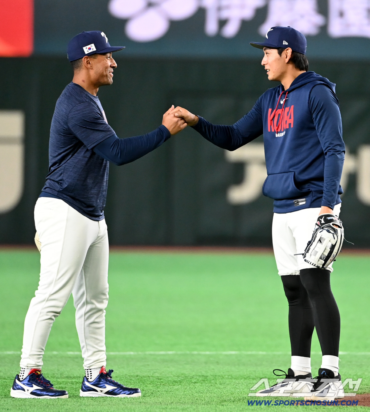 7일 일본 도쿄돔에서 열린 WBC(월드베이스볼클래식) 한국과 일본의 경기. 경기 전 자마이 존스와 이정후가 악수를 나누고 있다. 도쿄(일본)=허상욱 기자 wook@sportschosun.com/2026.03.07/