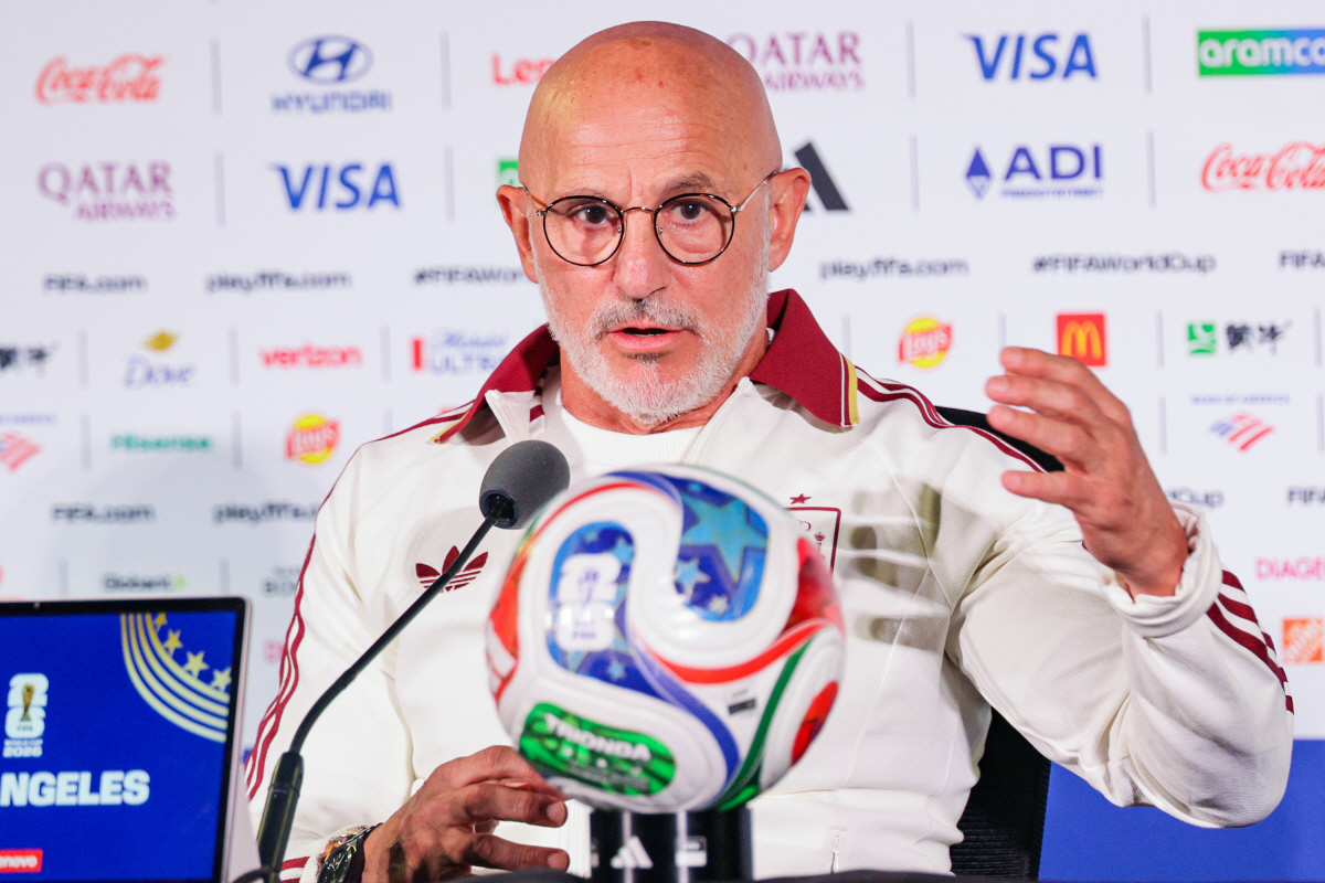 epa13101533 Spain head coach Luis de la Fuente speaks during a press conference ahead of the FIFA World Cup 2026 quarter-final match between Spain and Belgium at Los Angeles Stadium in Inglewood, California, USA, 09 July 2026. Spain will face Belgium on 10 July. EPA/CHRIS TORRES