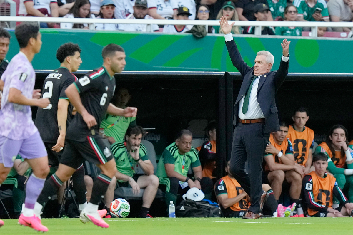 Mexico head coach Javier Aguirre, right, reacts on the sideline during the World Cup Group A soccer match between Mexico and South Korea in Zapopan, near Guadalajara, Mexico, Thursday, June 18, 2026. (AP Photo/Fernando Llano)