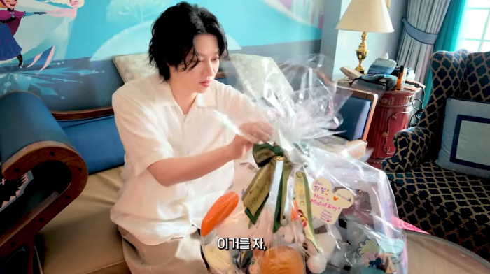 Kim Hee-chul, 44, Confesses His Unchanged Taste 'I'm Team Anna, Not Elsa'