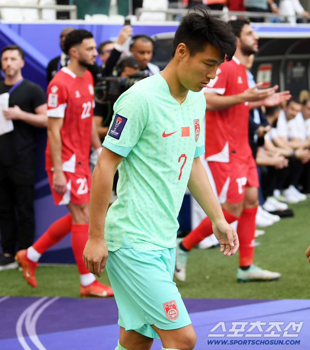17일(현지시간) 카타르 도하 알투마마 스타디움 열린 2023 아시아축구연맹(AFC) 카타르 아시안컵 중국과 레바논의 경기. 우레이가 입장하고 있다. 도하(카타르)=박재만 기자 pjm@sportschosun.com/2024.01.17/