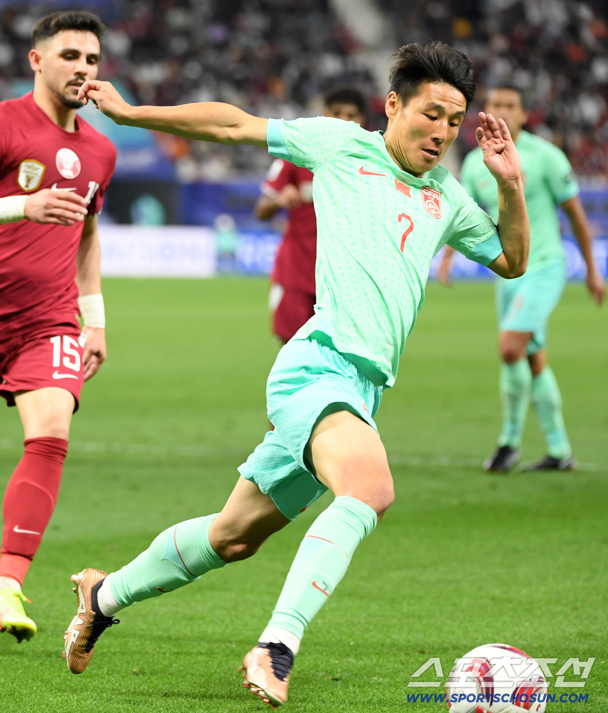 22일(현지시간) 카타르 도하 칼리파 인터내셔널 스타디움에서 열린 2023 아시아축구연맹(AFC) 카타르 아시안컵 카타르와 중국의 경기. 중국 우레이가 돌파를 있다. 도하(카타르)=박재만 기자 pjm@sportschosun.com/2024.01.22/