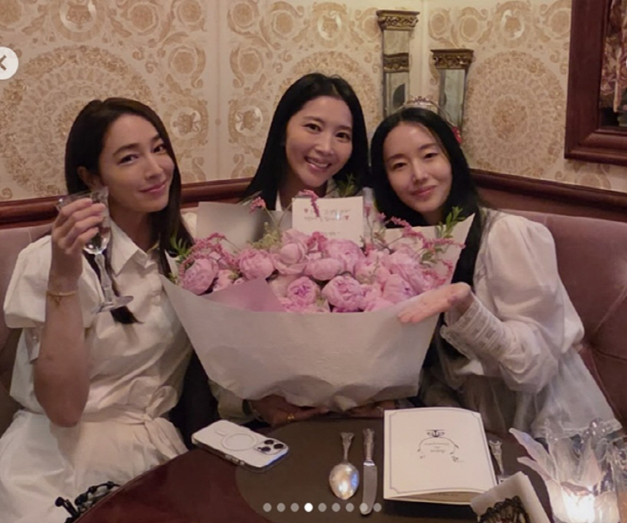 'Remarried' Oh Yoon-ah Moved by Congratulatory Gift from Lee Min-jung and Lee Jung-hyun 'Overwhelmingly Beautiful'