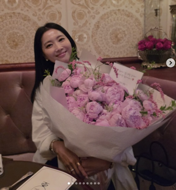 "Remarried" Oh Yoon-ah Moved by Congratulatory Gift from Lee Min-jung and Lee Jung-hyun: "Overwhelmingly Beautiful"