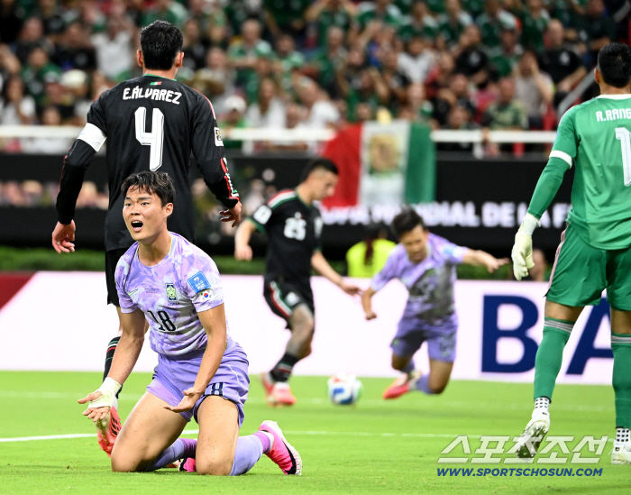 韓 축구 대형 호재 불발! 오현규, 날벼락도 이렇게 잔인한 날벼락이라니..."EPL 영입 관심"→英 현지 반박 "헐시티, 영입할 계획 없다"