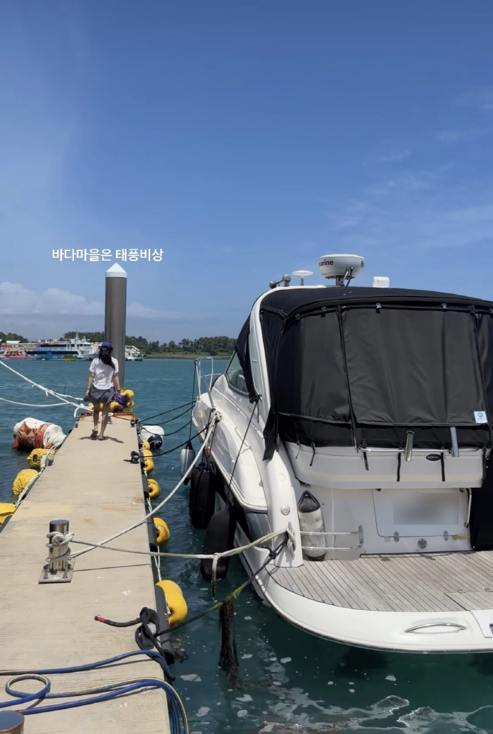 Jin Jae-young, rarely seen on TV, spotted at sea... 'Rope knots are a piece of cake' as the captain of four years shares an update