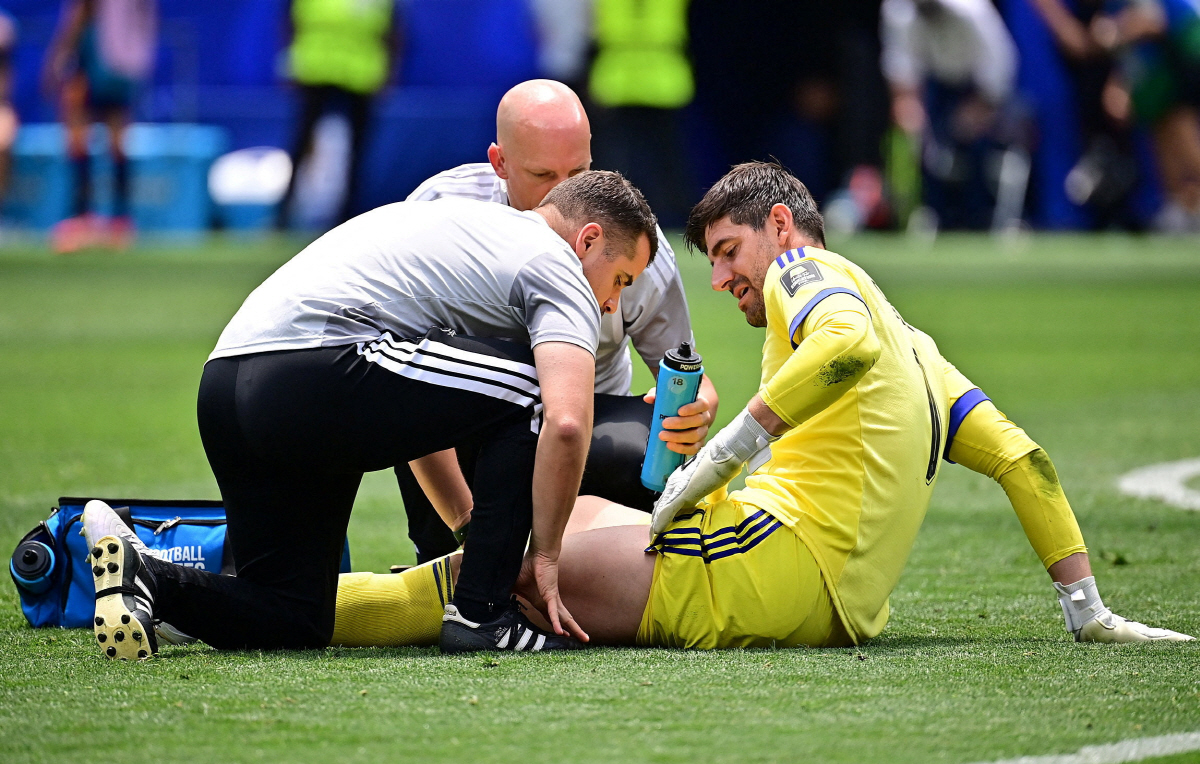 Soccer Football - FIFA World Cup 2026 - Quarter Final - Spain v Belgium - Los Angeles Stadium, Inglewood, California, U.S. - July 10, 2026 Belgium's Thibaut Courtois receives medical attention after sustaining an injury IMAGN IMAGES via Reuters/Gary Vasquez TPX IMAGES OF THE DAY
