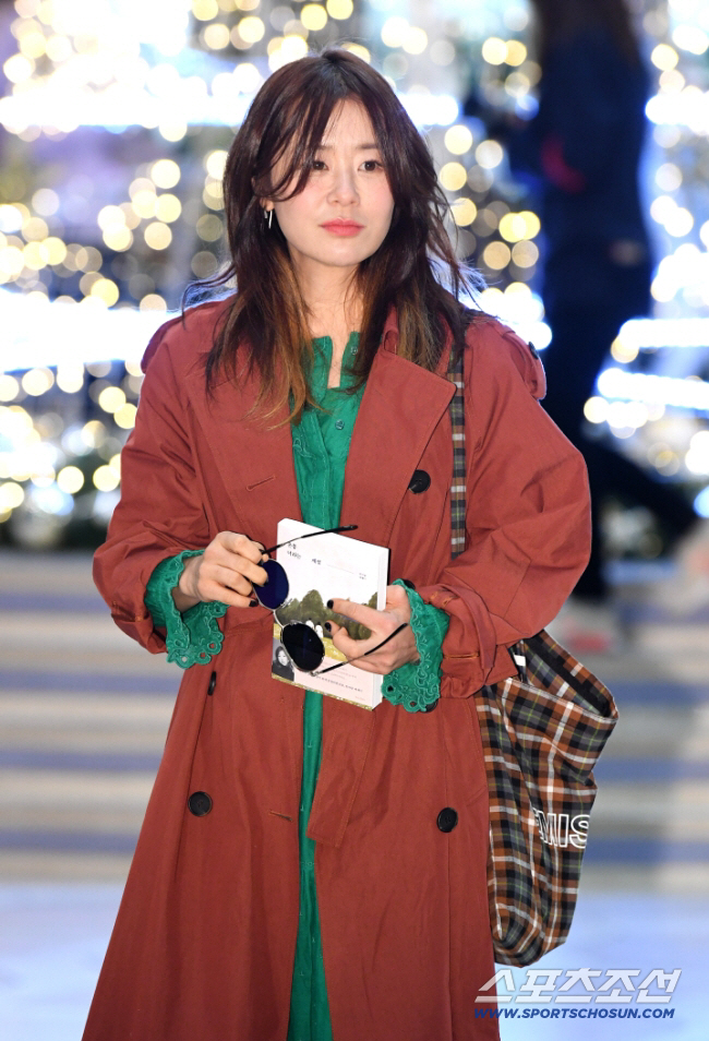 Choi Kang-hee, who even considered retiring from acting, says, 'As I get older, the range of roles I can choose changes' ahead of her first stage play ('Point of Omniscient Interfere')