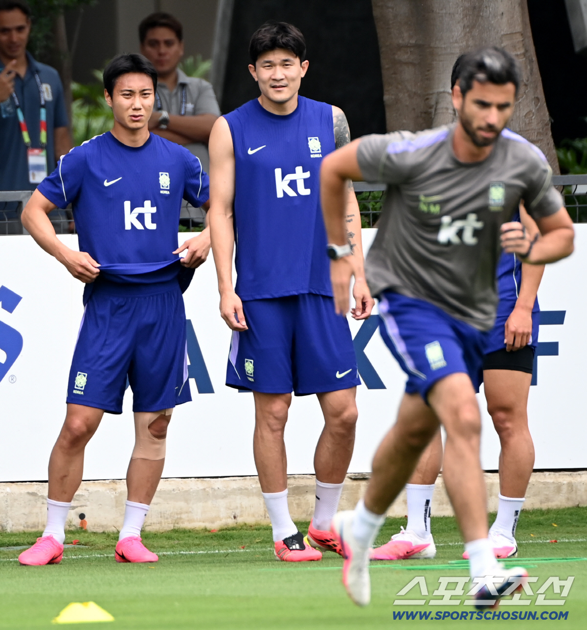 8일(한국시각) 멕시코 과달라하라 인근 사포판 월드컵대표팀 베이스캠프 훈련장 치바스 베르데 바예에서 진행된 대한민국 월드컵 대표팀의 공식 훈련, 백승호와 김민재가 코칭스태프의 시범을 지켜보고 있다. 사포판(멕시코)=허상욱 기자 wook@sportschosun.com/2026.06.08/