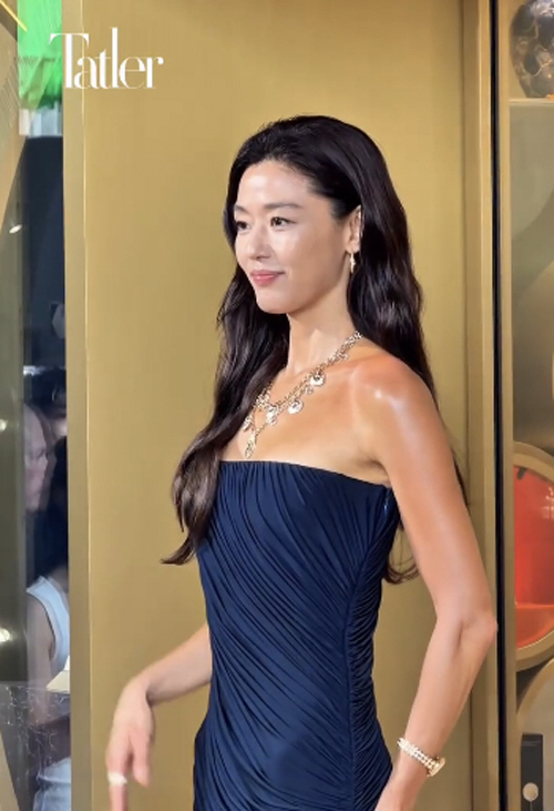 Jun Ji-hyun’s Clearly Defined Bikini Line Draws Attention... Her Bold Bronze Look Shakes Hong Kong