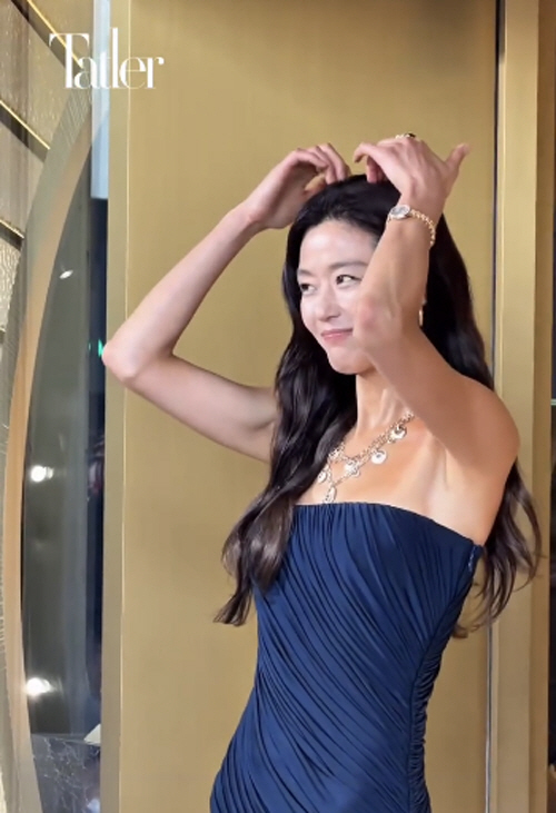 전지현, 선명하게 보이는 비키니 라인..홍콩 들썩이게 한 '파격 구릿빛' 자태