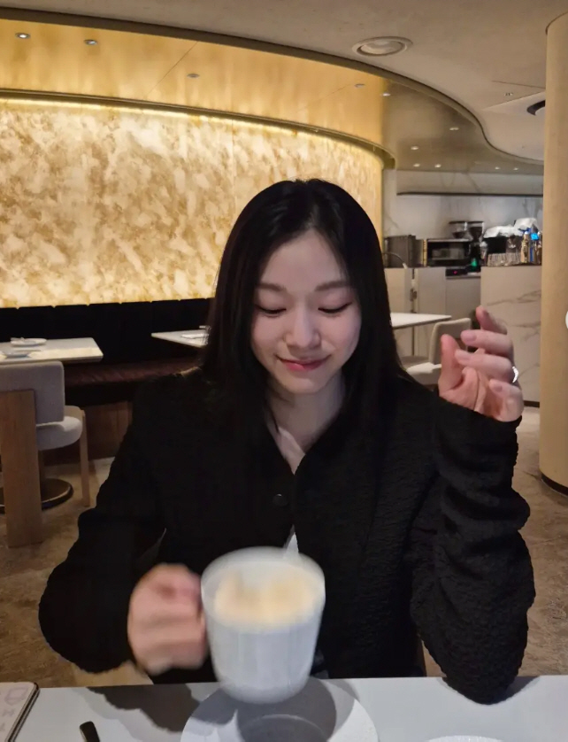 김연아, 강아지를 발로 쓰담쓰담..♥고우림 또 반할 장꾸美