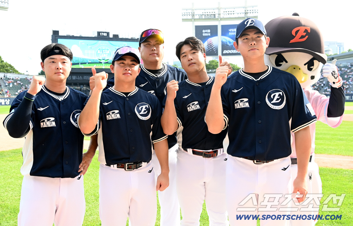 11일 잠실야구장에서 열린 2026 KBO 올스타전. 한화 이글스 올스타 이도윤, 문현빈, 류현진, 강백호, 허인서가 포즈를 취하고 있다. 잠실=허상욱 기자 wook@sportschosun.com/2026.07.11/
