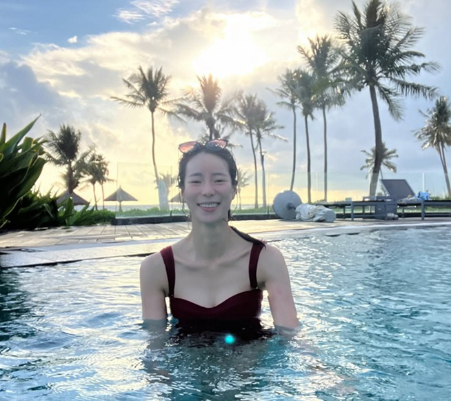 Lim Ji-yeon Shows Off Bold Swimsuit Look on Reward Vacation... She Has Both Innocence and Sex Appeal