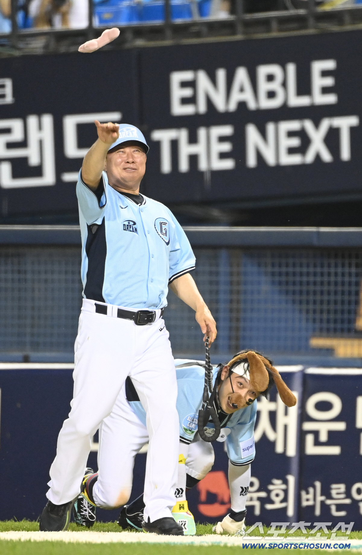 11일 잠실야구장에서 열린 2026 KBO 올스타전. 황성빈과 김태형 감독이 퍼포먼스를 하고 있다. 잠실=허상욱 기자 wook@sportschosun.com/2026.07.11/