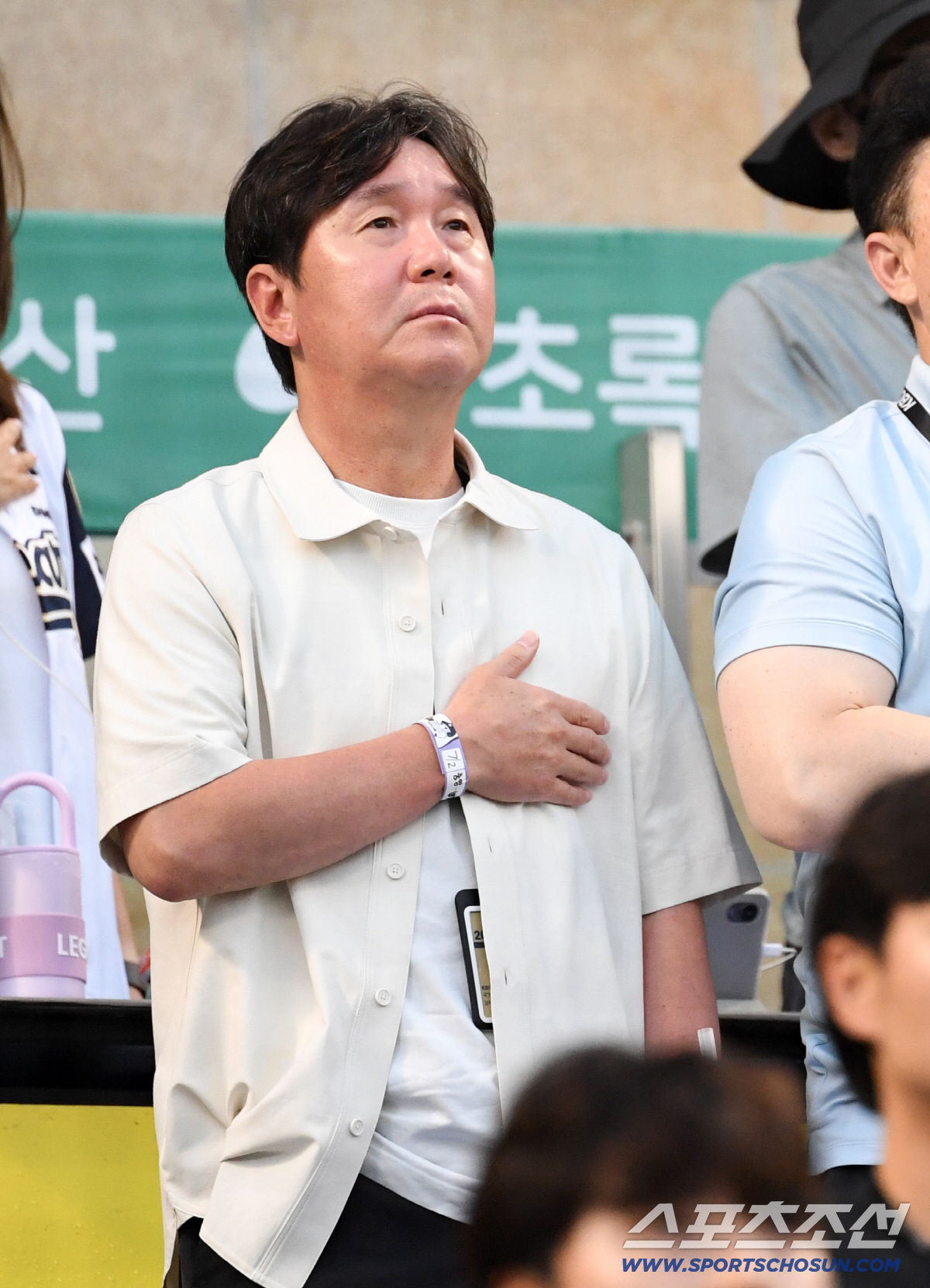 2일 잠실구장에서 열린 두산과 롯데의 경기. 류지현 대표팀 감독이 국민의례를 하고 있다. 잠실=박재만 기자 pjm@sportschosun.com/2026.07.02/