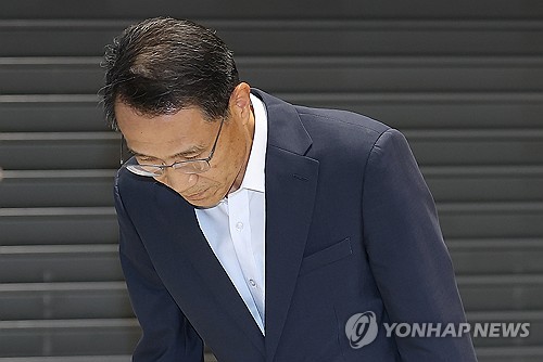 (영종도=연합뉴스) 김성민 기자 = 유재성 경찰청장 직무대행이 10일 인천국제공항 제2여객터미널을 통해 귀국해 취재진 질문에 답한 뒤 인사하고 있다. 유 직무대행은 유엔 경찰청장 회의(UNCOPS) 참석차 미국을 방문했으나, '광주 여고생 살해범' 장윤기 관련 수사팀 유착 의혹이 커지자 조기 귀국했다. 2026.7.10 ksm7976@yna.co.kr