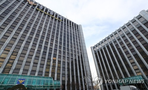 (서울=연합뉴스) 류영석 기자 = 청와대와 경찰의 하명수사·선거개입 의혹을 수사 중인 검찰 관계자들이 경찰청 본청 압수수색을 마친 16일 오후 서울 서대문구 경찰청의 모습. 2020.1.16 ondol@yna.co.kr